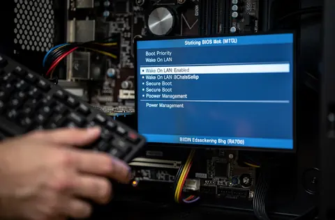 Le protocole Wake On LAN fonctionne en envoyant un paquet magique ciblant l’adresse MAC de la carte réseau, tandis que le Wake On WAN étend cette fonctionnalité au réseau Internet grâce à une redirection de ports sur le routeur. Cette configuration avancée permet un démarrage à distance fiable et sécurisé depuis n’importe quel endroit.