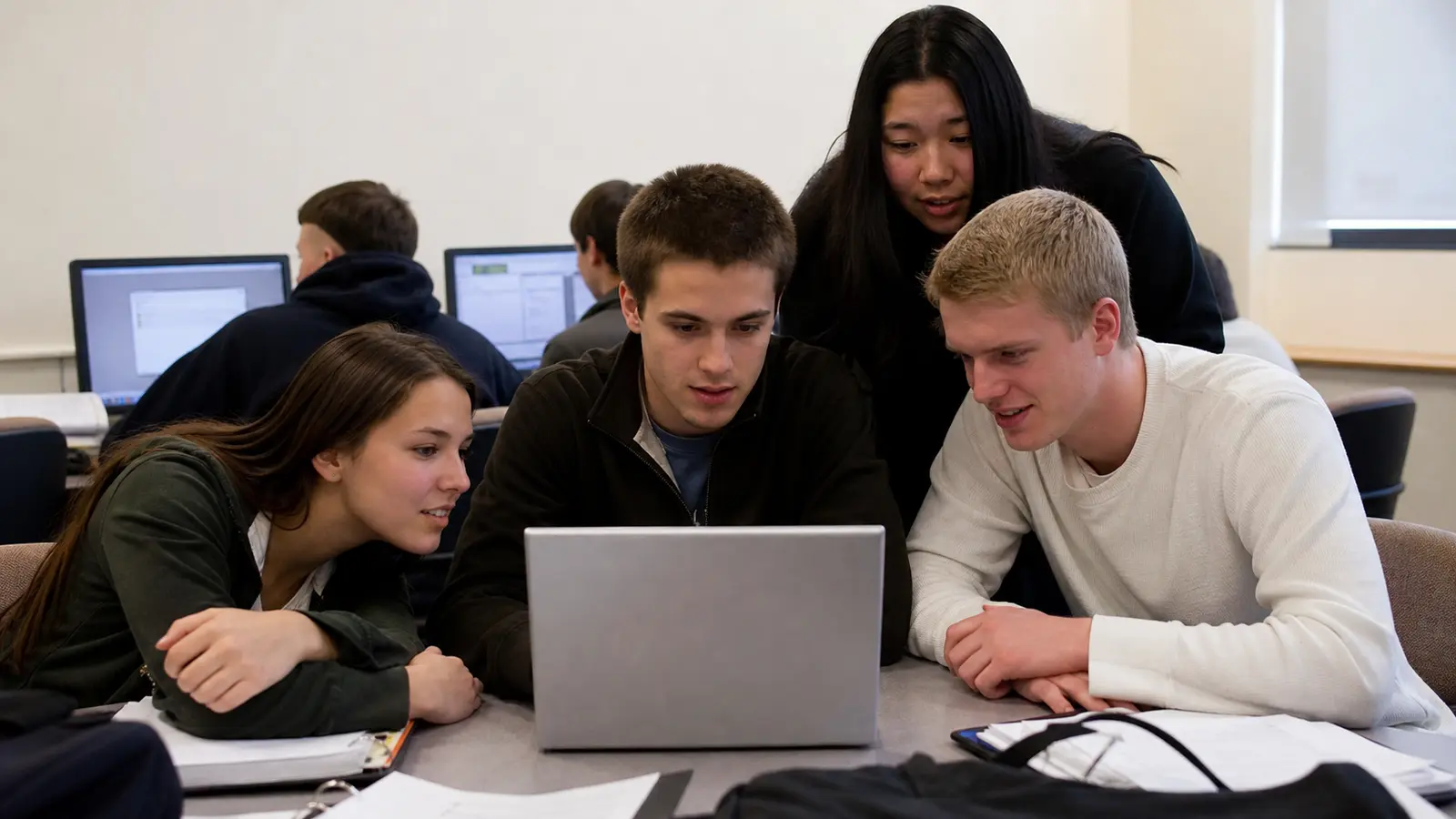 Étudiants consultant un service social de campus sur ordinateur