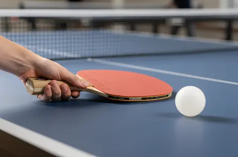 Pour bien commencer le ping-pong, ce guide essentiel pour les novices insiste sur l’importance de choisir la bonne raquette, une table de dimension officielle et des balles adaptées. Mots-clés : guide, ping-pong, essentiels, équipement, raquette, table, novice, balle, tennis de table, débutant, matériel, conseils, choix, démarrer.