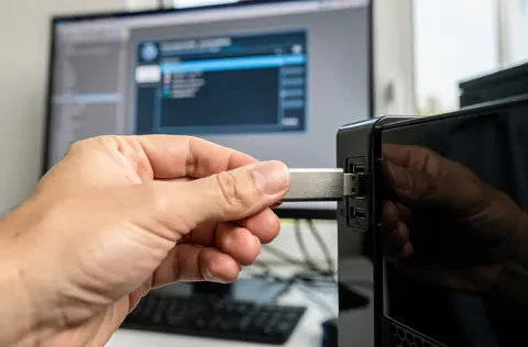 Pour installer Windows 11, il est crucial de disposer d’une clé USB bootable fiable. Ce guide pratique détaille chaque étape, du téléchargement de l’image ISO officielle à l’utilisation d’outils comme Media Creation Tool ou Rufus, pour garantir la compatibilité et la réussite du support d’installation.