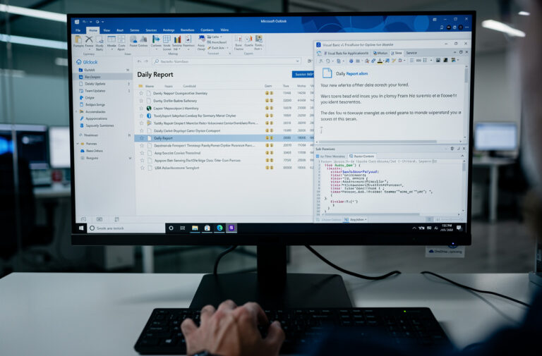 NotDoor est une porte dérobée sophistiquée exploitant une faille secrète dans Microsoft Outlook, développée par le groupe de hackers russes APT28. Cette macro VBA malveillante s’intègre discrètement dans Outlook, analysant les e-mails entrants pour déclencher des commandes spécifiques, permettant ainsi une exfiltration furtive de données sensibles sans alerter l’utilisateur. 