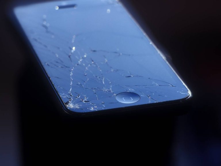 Écran d'un smartphone fissuré et endommagé.
